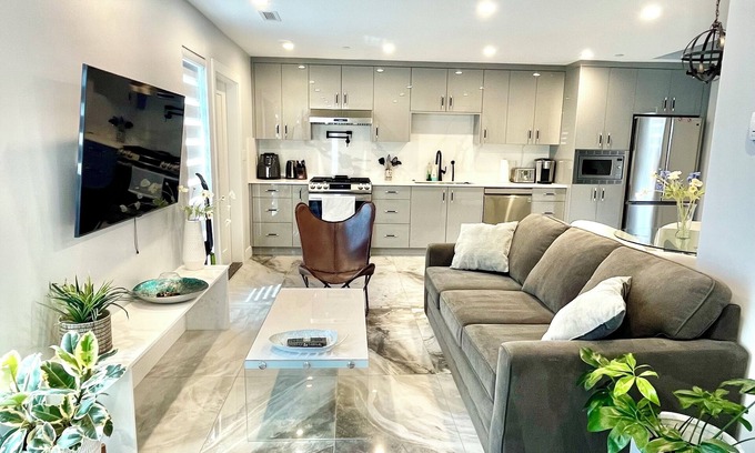 Uptown Casa | modern cozy house in new westminster