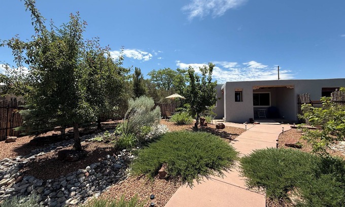 Santa Fe Casa | Modern Cozy House close to plaza and pet friendly