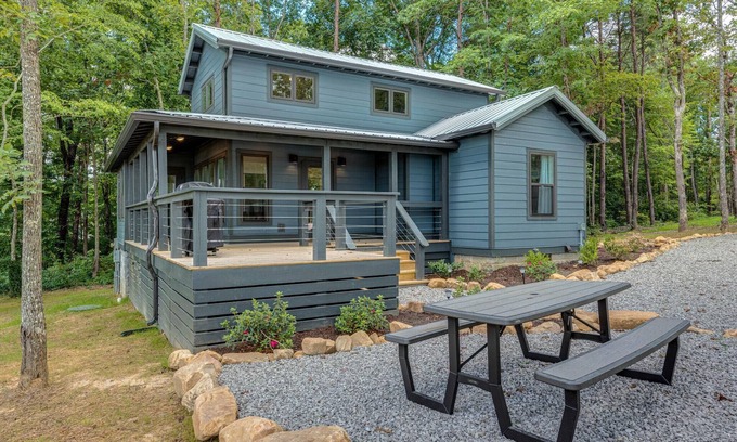 Tracy City Cabina | Modern cozy lakeview retreat for 6 close to hiking, Sewanee, and the Caverns