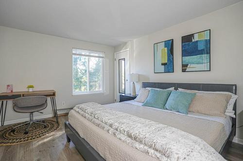 Bridle Trails Casa | Modern Cozy next to Microsoft, Queen Bed, Parking