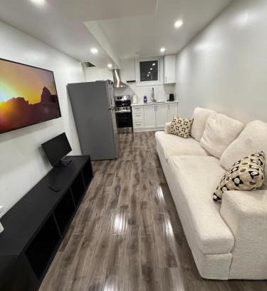Churchill Meadows Apartamento | Modern & cozy one Bedroom Basement Suite with parking