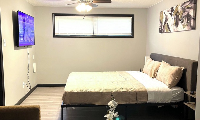 Pauline Casa | Modern Cozy Retreat in Topeka, 4-bedroom