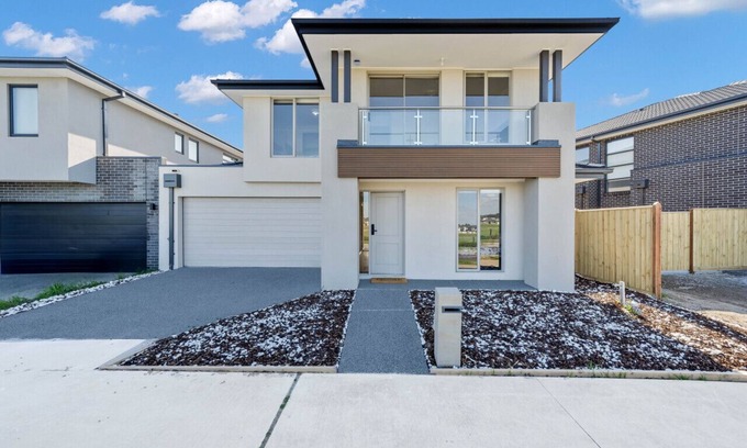 Berwick Casa | Modern Cozy Retreat, Park, Mall!