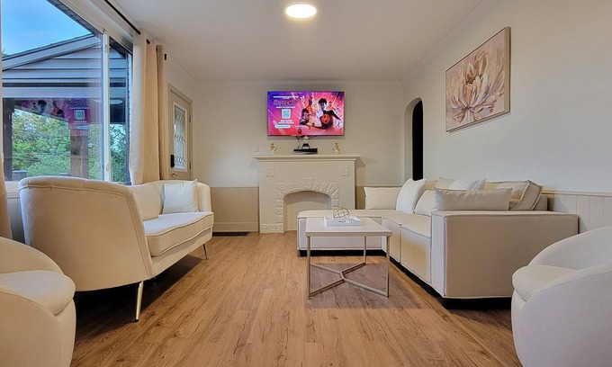 Roselawn Finance Casa | Modern Cozy Retreat: 2 King, 1 Queen, PS5, & Sunroom
