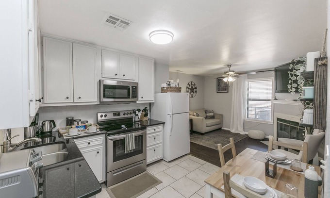 Judge's Hill Apartamento | ★ Moderno, CozyCouple's Getaway w / Relaxing Patio!