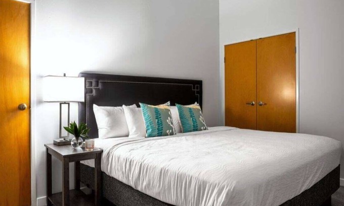 Mile Square Apartamento | Modern CozySuites The Block Close to everything