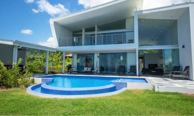 Ojochal Villa | 4 BDRS, modern, spacious & great ocean view!