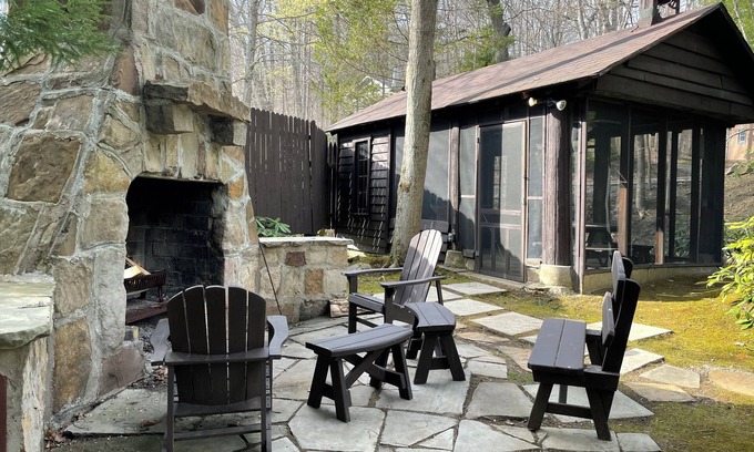 Champion Chalet De Esquí | Modern creekside chalet in Champion with private island minutes from 7 Springs