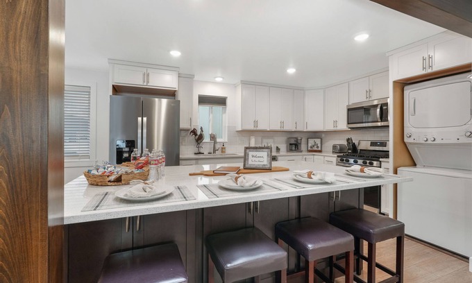 Springville Casa | Modern culinary kitchen, Luxury, Cozy Home & Pet-Friendly!