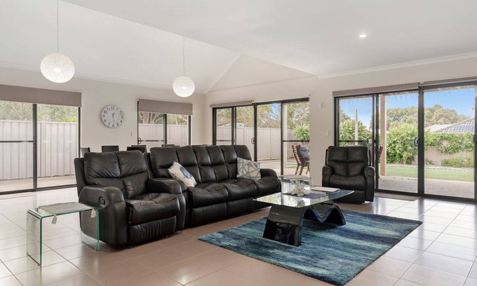 Dawesville Casa | Modern Dawesville Foreshore Family Escape with Views