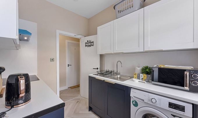 Hanger Hill Apartamento | Modern-day Safari Manor En-suite in Central 1 bed w/free parking
