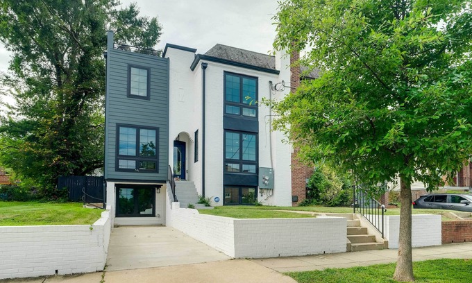 Brookland Apartamento | Modern DC Apartment Rental - Remote-Work Friendly!