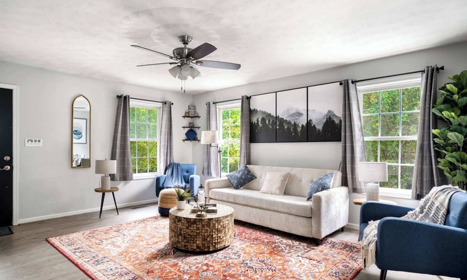 Luray Cabina | Modern decor, Hot Tub, Fire Pit & River Access!