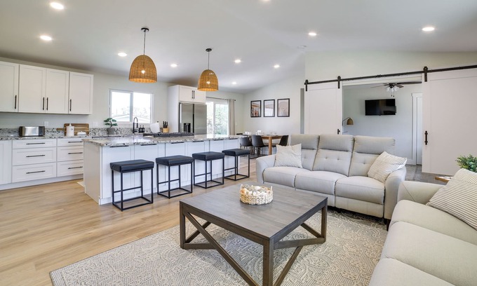 Seaside Cabaña | Modern Del Rey Oaks Retreat: 2 Mi to Monterey Bay!