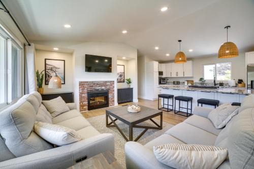 Del Rey Oaks Casa | Modern Del Rey Oaks Retreat 2 Mi to Monterey Bay!
