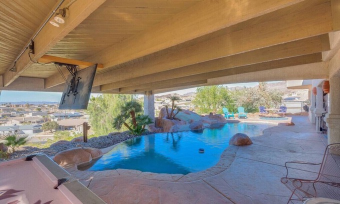 Lake Havasu City Apartamento | Modern Desert Stay: Private Pool, Games & Comfort