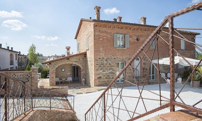 Badicorte Casa | Casa de diseño moderno con maravillosa piscina, ubicada en un pequeño pueblo