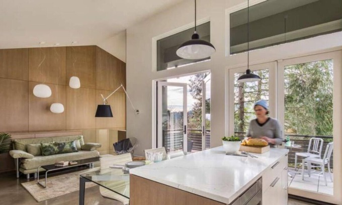 Portland Heights Casa | Diseño moderno + vistas exuberantes, nueva casa de huéspedes de dos niveles con estacionamiento