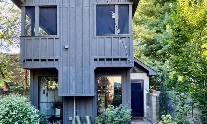 Douglas Casa | Modern designer home w/ courtyard