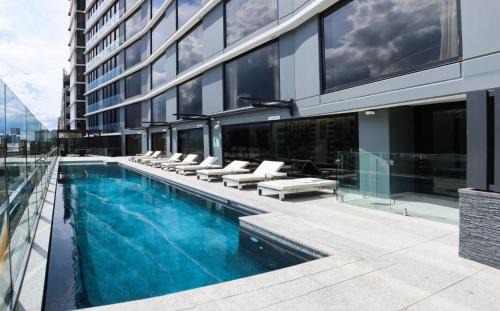 South Brisbane Apartamento | Modern Designers Pad by Serain Residences