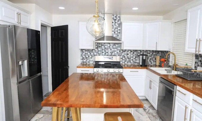 Detroit Casa | Modern Detroit 3-bedroom steps away from shops!