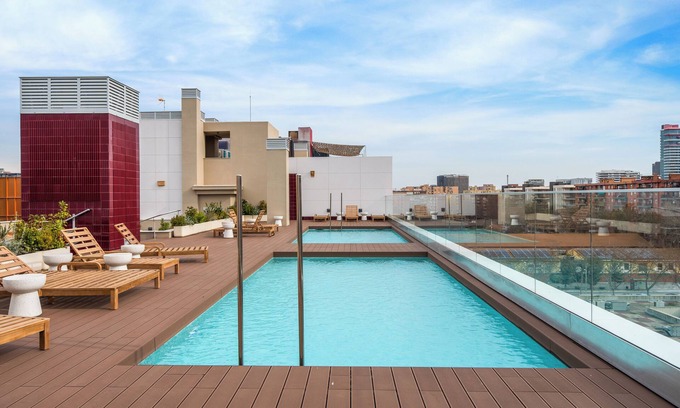 El Besos i el Maresme Apartamento | Moderno Oasis Diagonal Mar: Apartamento 2BR con Piscina y Parking