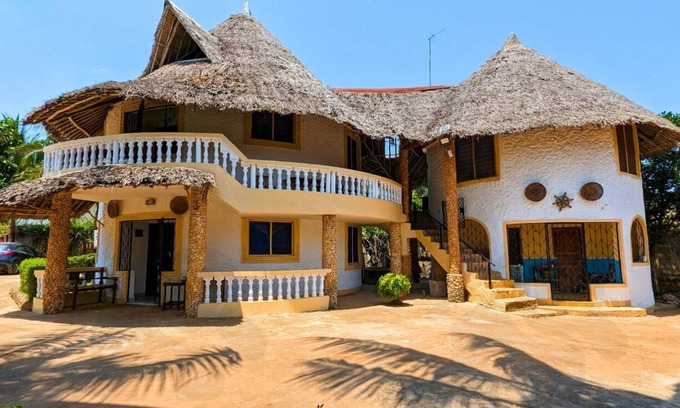 Diani Beach Apartamento | Modern Diani studio near Carrefour with pool; AC use via guest-paid tokens.