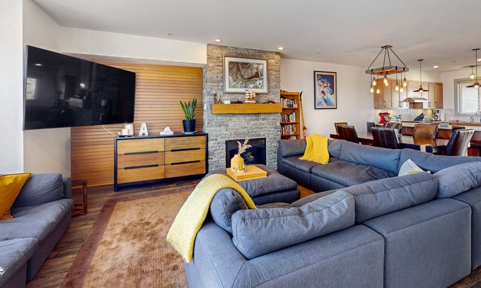 Snow Pine Estates Casa | Modern, dog-friendly townhome with hot tub, fireplace & fast WiFi - ski-in/out