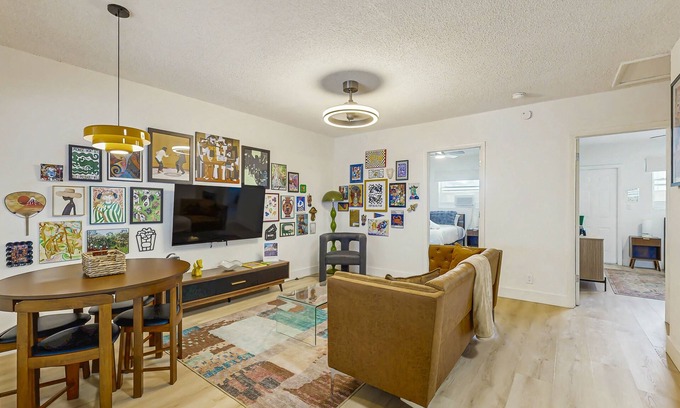 Croissant Park Apartamento | Modern dog friendly home with fully equipped kitchen and quick airport access