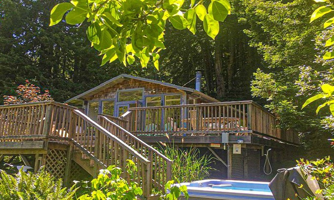 Duncans Mills Casa | Modern dog-friendly riverfront home with a hot tub, great views, washer/dryer