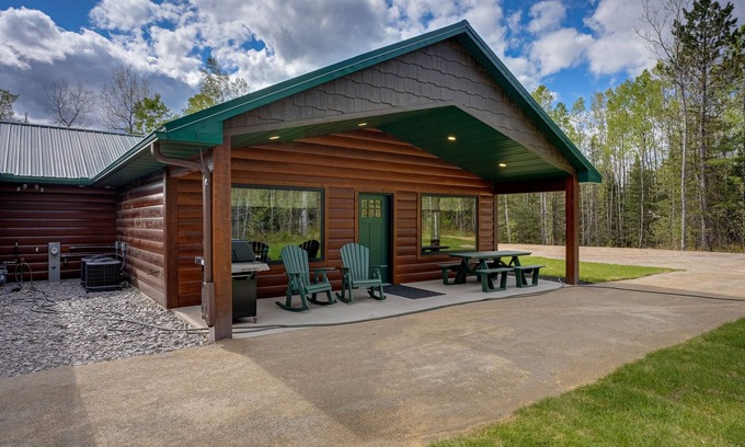 Conover Cabina | Modern dog-friendly cabin with hot tub, gas fireplace, patio, grill, & washer/dr