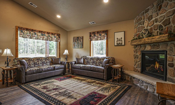Conover Cabina | Modern dog-friendly cabin with hot tub, gas fireplace, patio, grill, & washer/dr