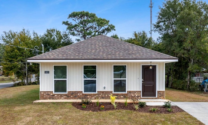 Gulf Breeze Casa | Modern dog-friendly home near the beach with large lawn, washer/dryer, streaming