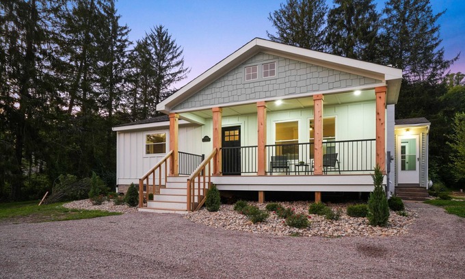 McArthur Cabina | Modern DogFriendly Cabin | HotTub + FirePit + Land