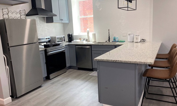 South Charleston Apartamento | Modern downtown apartment, spacious in a great location