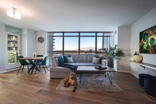 Fort York Apartamento | Modern Downtown Condo Free Parking Pool Balcony Walk to Lake