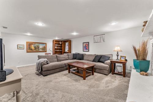 Longmont Apartamento | Modern Downtown Oasis Sunny Garden King Beds