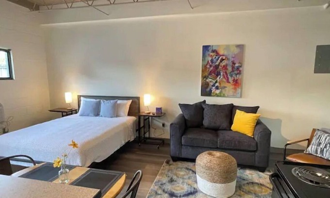 Tahlequah Apartamento | Modern Downtown Studio living! Walker’s paradise!