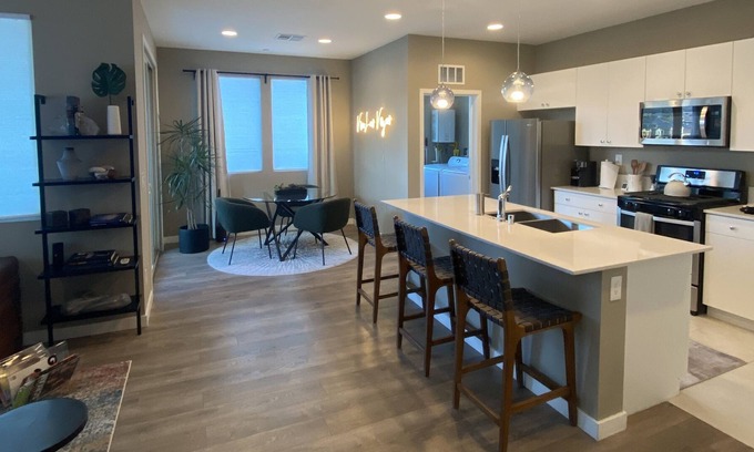 Summerlin South Condominio | Modern Downtown Summerlin Condo w/ Red Rock Canyon View