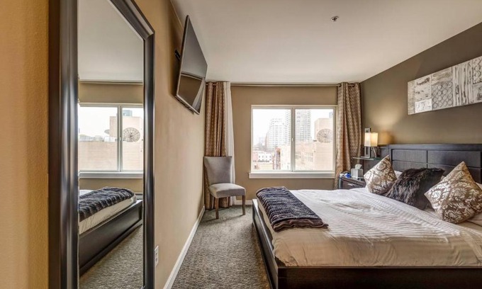 Belltown Apartamento | Modern Downtown Top Floor Penthouse With Bay Views