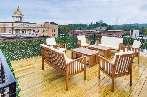 Hendersonville Apartamento | Modern Dtwn Condo with Balcony in Hendersonville