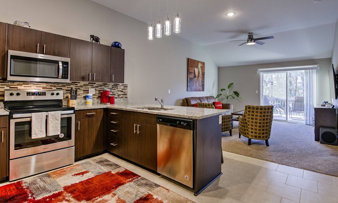 Waldron Casa | Modern Duplex w/King Bed Close to KCI/Zona Rosa ✈ϟFiber