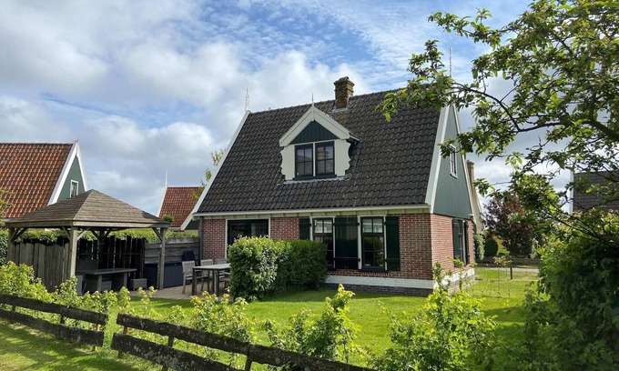 Hippolytushoef Villa | Villa estilo Wieringer con terraza jardín