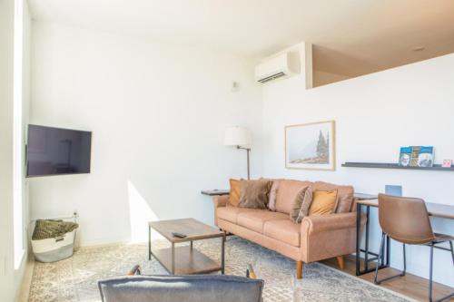 Yankee Hill Apartamento | Modern East Side 1BR Apt with Balcony, Pool, and Gym