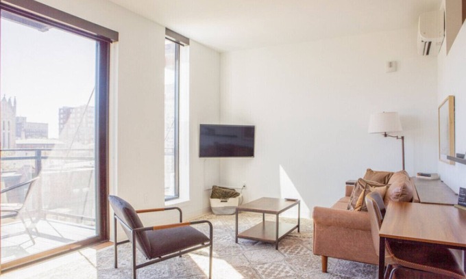 Yankee Hill Apartamento | Modern East Side 1BR Apt with Balcony, Pool, and Gym