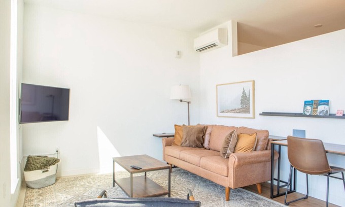 Yankee Hill Apartamento | Modern East Side 1BR Apt with Balcony, Pool, and Gym