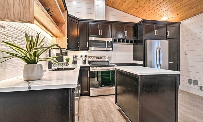 East Wenatchee Apartamento | Modern East Wenatchee Studio on Working Farm!