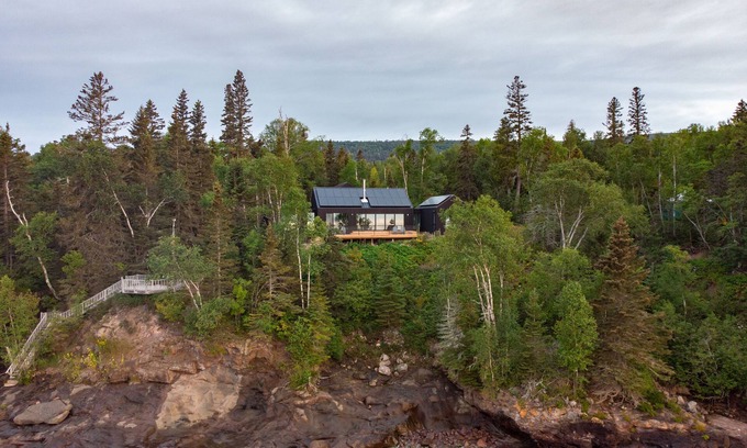 Tofte Cabina | Modern, eco-friendly home on Lake Superior and 5 min to Lutsen ski hill!