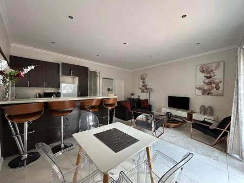 Greater Johannesburg Metropolitan Area Apartamento | Modern & Elegant Apt Sandton Central