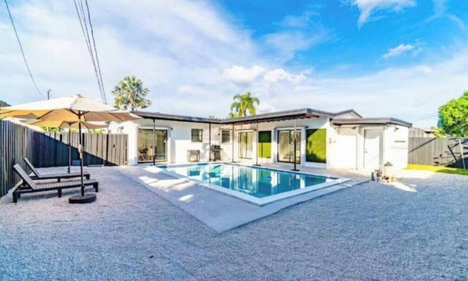 Driftwood Casa | Modern & Elegant Home Private Heated Pool